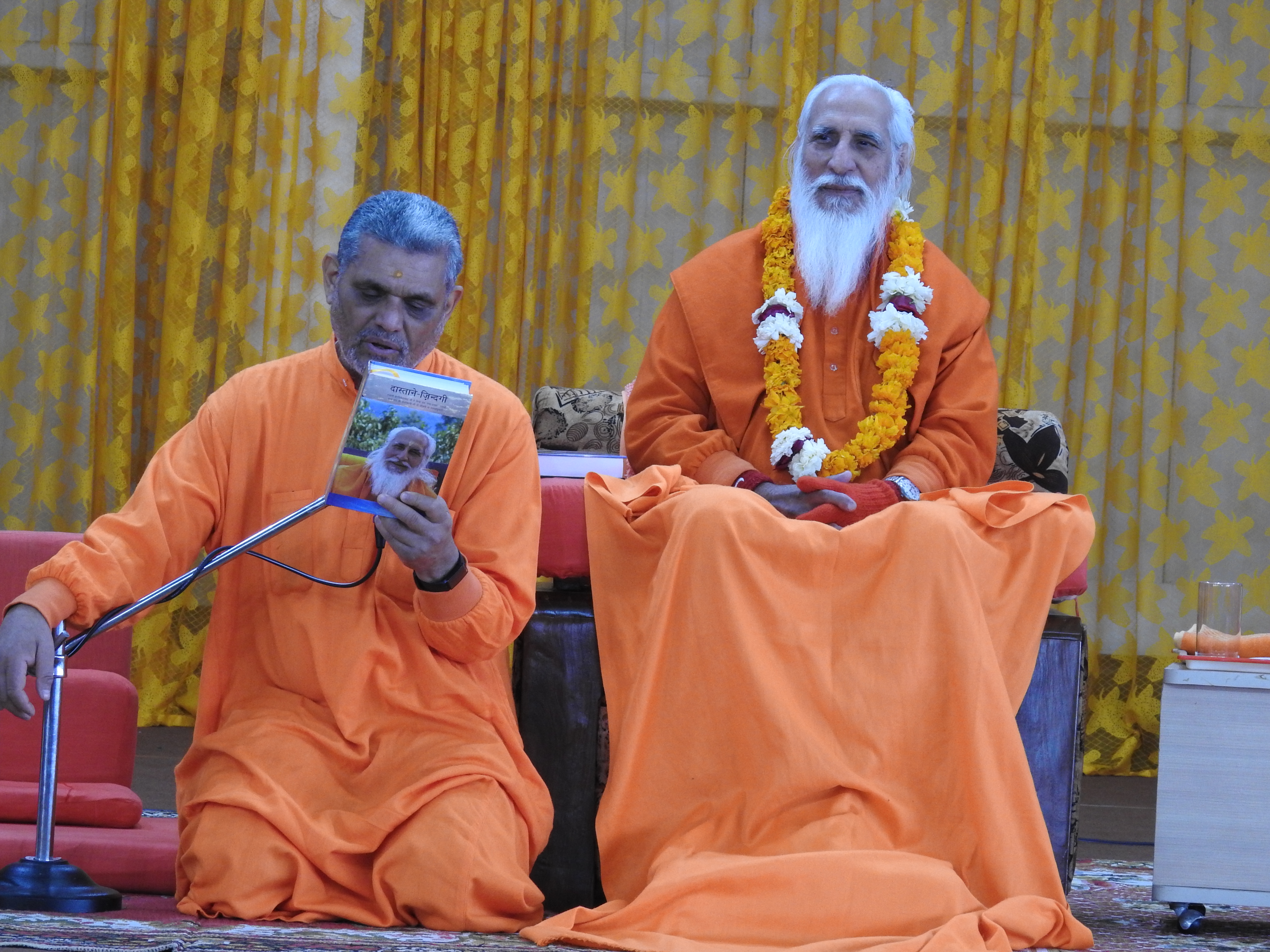 Gurudev welcoming Swami Padmanabhanandji