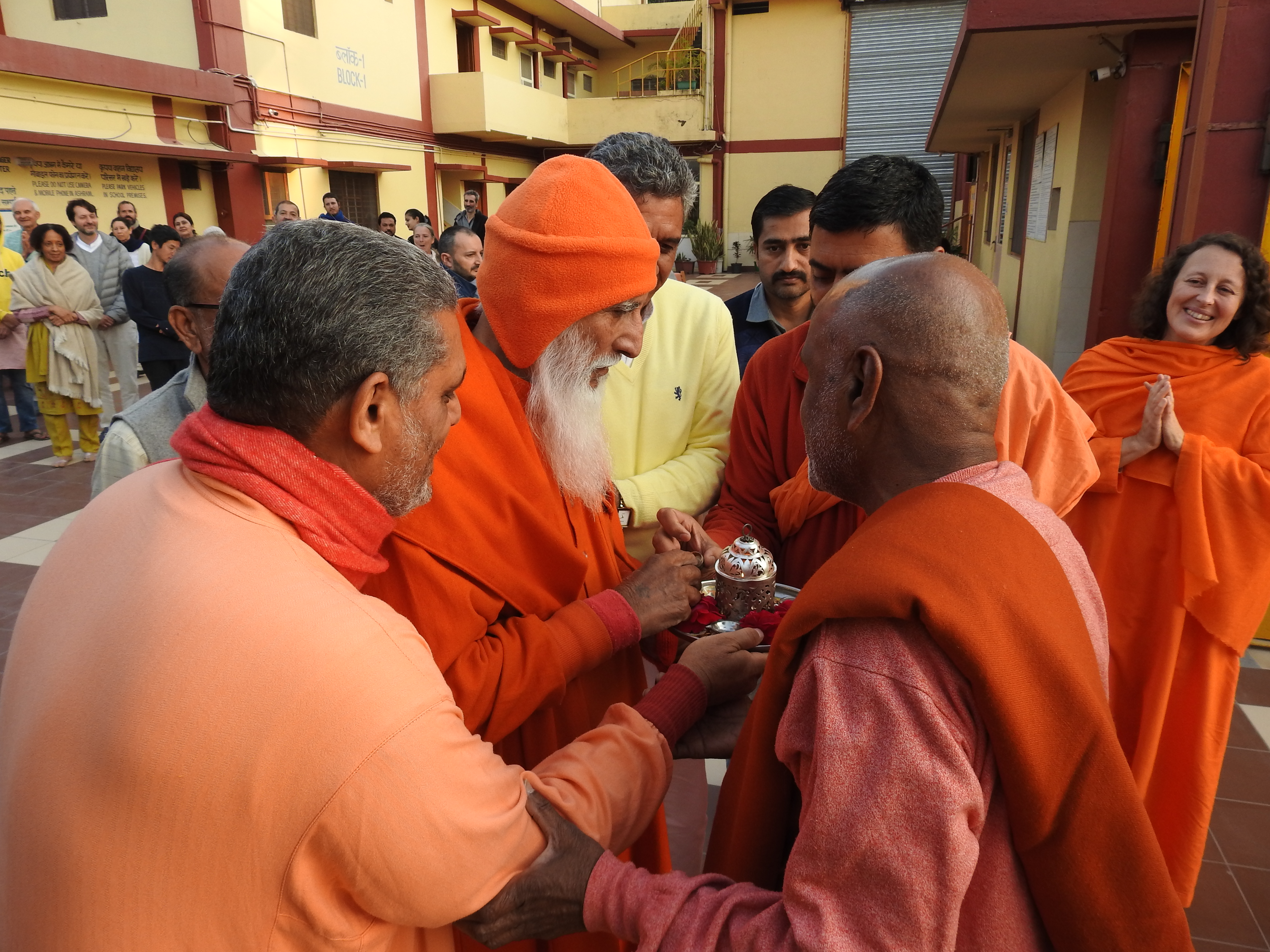 Gurudev welcoming Swami Padmanabhanandji